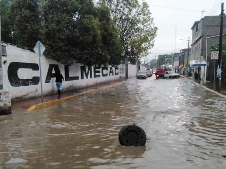 Las fuertes lluvias afectan a los trayectos de los capitalinos y mexiquenses, quienes buscan opciones para llegar a sus casas / Zuleyma García