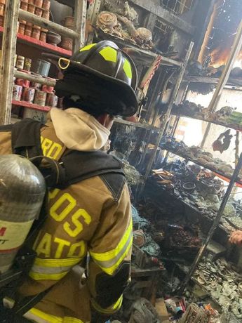 El fuego controlado gracias a la ayuda de los locatarios.