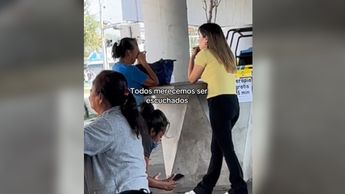 Mujer llorando con regia tras ser escuchada en terapia de 15 minutos | Especial