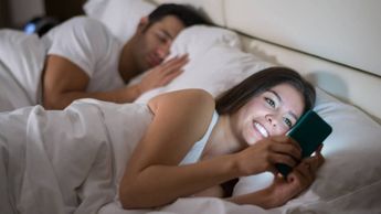 Mujer coquetea con otro hombre mientras duerme al lado de su pareja / Cortesía Cognittivia