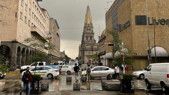 Las lluvias suelen desatar caos vial en la ciudad de Guadalajara. | Foto: @_cohisi89 vía Instagram.