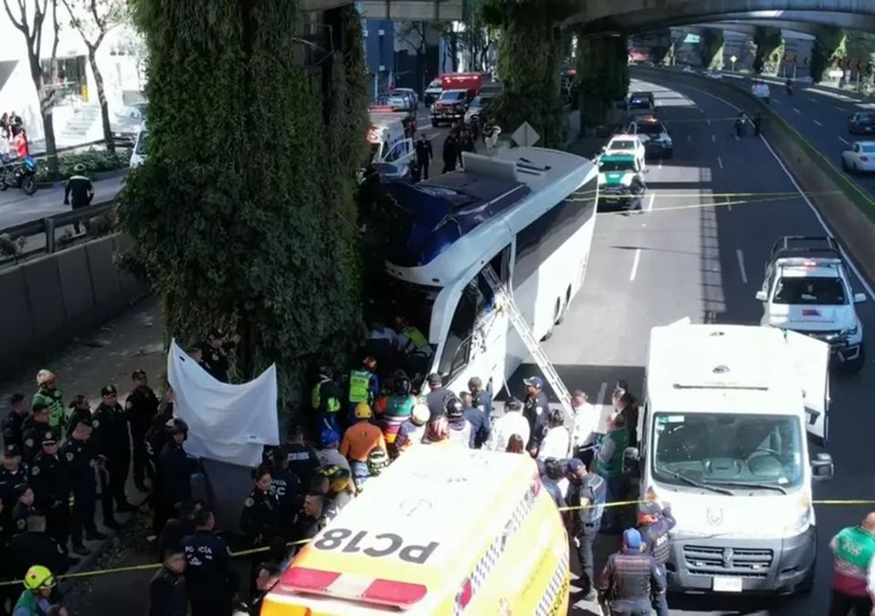 Accidente sobre Periférico Sur en CdMx hoy, autobús turístico choca; hay un muerto y 17 heridos