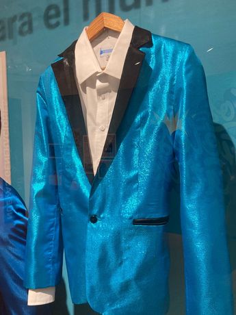 Colorido traje usado por integrantes de Los Ángeles Azules. | Carlos Ortega
