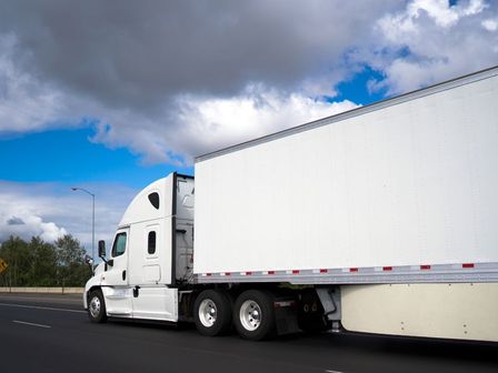 La autopista México-Puebla registra alta afluencia de transporte de carga a toda hora / CANVA