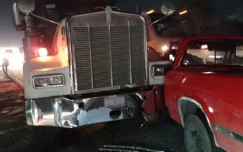 Uno de los tráileres impactó a una camioneta prácticamente de frente. | Cortesía