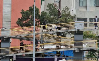 El puente peatonal es utilizado por asistentes a la Clínica número 33 del IMSS. | Fabricio Gallegos
