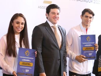 Samuel García junto a los deportistas Paola Longoria y Diego Balleza. | Raúl Palacios