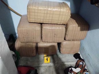 Droga asegurada por las autoridades tras cateo. | Cortesía