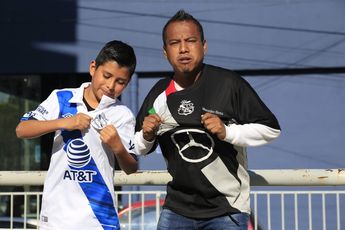 Dylan Flores y su padre muestran con orgullo la playera del Club Puebla / Andrés Lobato