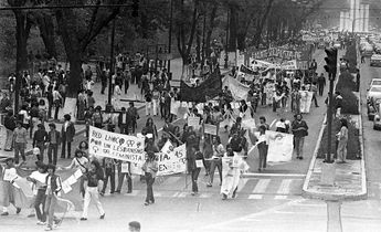 La primera Marcha del Orgullo Gay avanzó apenas a lo largo de 8 calles sobre Avenida Reforma./Archivo Milenio.