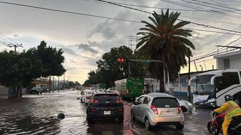 Las inundaciones en la ciudad retrasan los trayectos viales en este temporal. | Fb: Guadalajara Jalisco