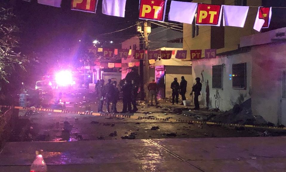 Personal del periciales de la Fiscalía ubicó casquillos de arma de fuego en el lugar. | Israel Santacruz