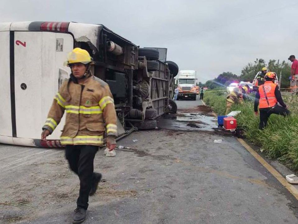 Volcadura de un autobús turístico deja 11 muertos y 22 heridos en Nuevo León