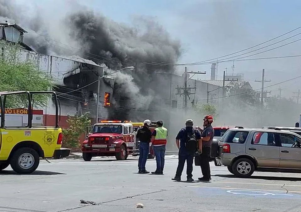 Incendio en bodega de Monterrey deja 2 intoxicados y decenas desalojados