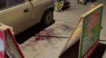 En la calle quedó una gran mancha de sangre, junto a la motocicleta que pertenece al padre de familia herido. | Telediario