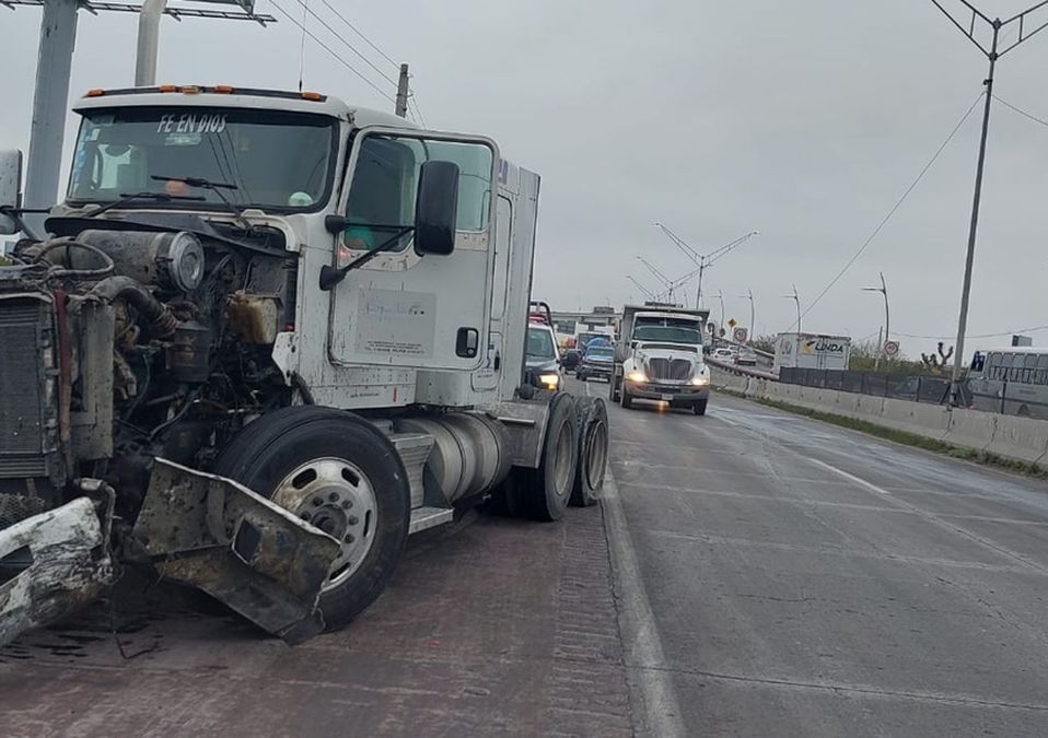 Tráiler choca contra luminaria en autopista al aeropuerto en Apodaca