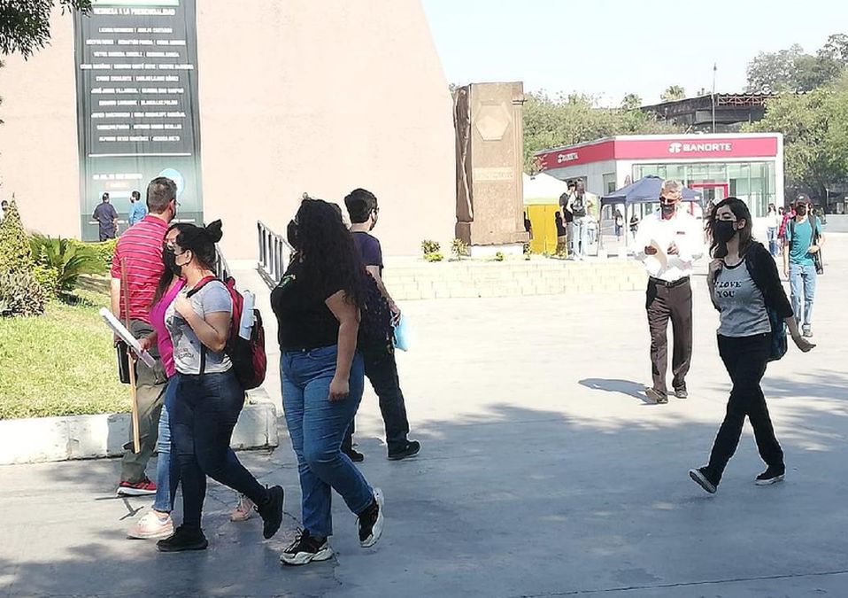 Estudiantes de la UANL prefieren seguir utilizando el cubrebocas. | Sandra González