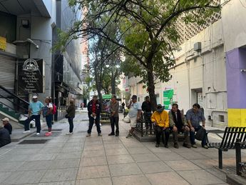 Adultos mayores esperan afuera del Banco de Bienestar. | Marcela Cuevas