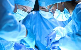 Doctores realizando una cirugía / Medline Plus