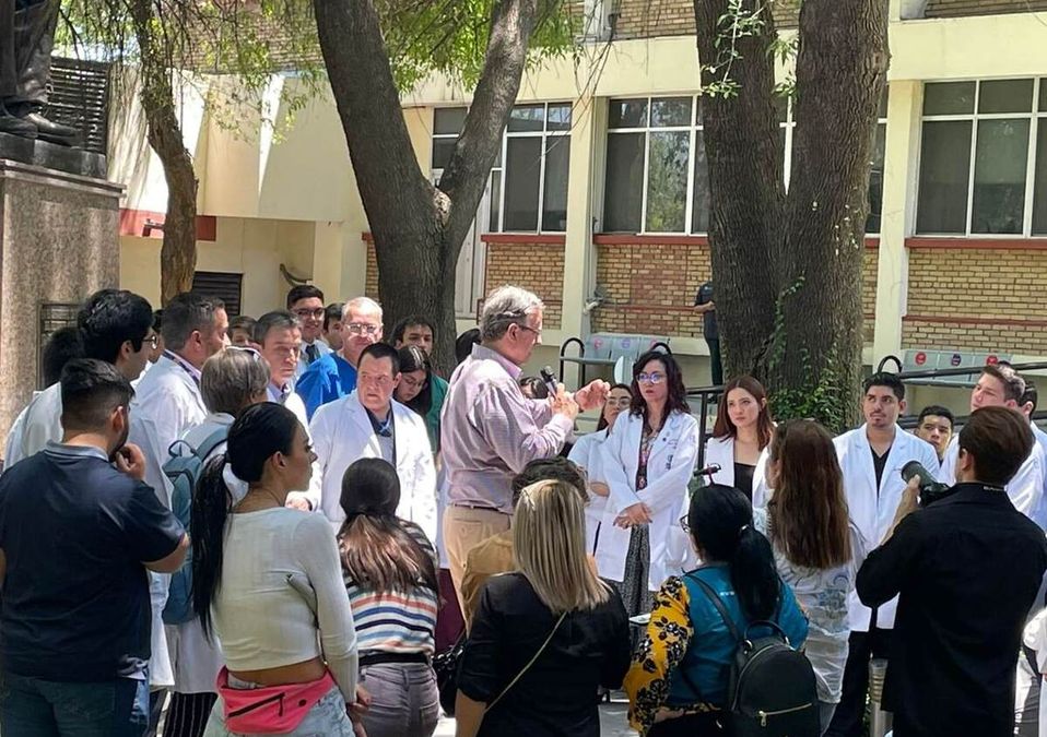Ebrard con simpatizantes en Nuevo León. / Víctor González Garza