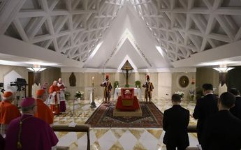 El Papa Francisco se encuentra descansando sobre un féretro de madera forrado de terciopelo rojo | Agencia EFE