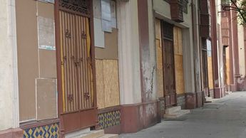 Locales comerciales colocaron barricadas o pedazos de madera en ventanas y ventanales para evitar daños. | Fabricio Gallegos