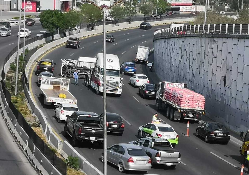 Vuelca camión de carga pesada sobre Boulevard Miguel de la Madrid. / Israel Santacuz