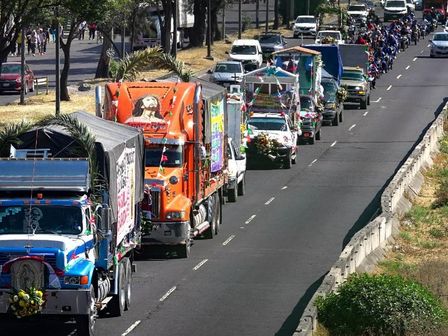 Miles de peregrinos regresan de la Basílica de Guadalupe atravesando la Autopista México-Puebla / Agencia Es Imagen