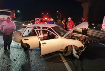 Un Tsuru blanco fue el protagonista del accidente y quedó con severos daños. | Agustín Martínez
