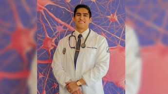 Abraham Reyes se graduó en 2023 como médico cirujano partero. | Especial