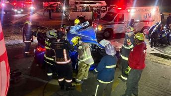El vehículo Subaru involucrado en el accidente fue cortado por los equipos de Rescate Urbano para liberar a los tres ocupantes / Redes sociales