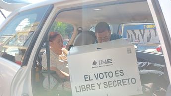 Acuden adultos mayores a votar en Coahuila. | Maru Alvarado