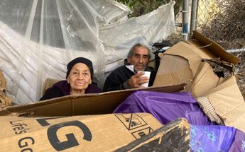 Pareja de la tercera edad que vive en casa de cartón en Monterrey | Frida Rodríguez