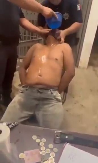 En el video se observa a como uno de los agentes le coloca un trapo en el rostro al hombre y le vierte agua encima