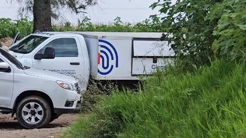 Colectivos como Manos Buscadoras supervisan la extracción de restos humanos en el predio de El Alemán, Zapopan | Juan Carlos Munguía