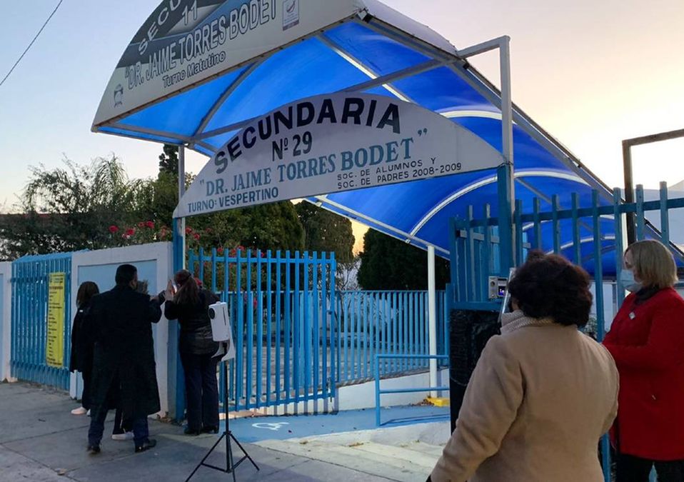Con todas las medidas sanitarias, estudiantes regresan a clases presenciales