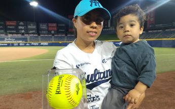 Pamela Rosas junto a su hijo Clemente Matías / CORTESÍA: Martha Cedillo