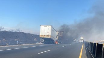 El fuego se propagó rápidamente hacia pastizales a la altura del kilómetro 64 rumbo a Guadalajara | Foto: Especial