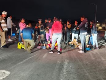 Familiares y vecinos resguardaron a las menores a la espera de auxilio.