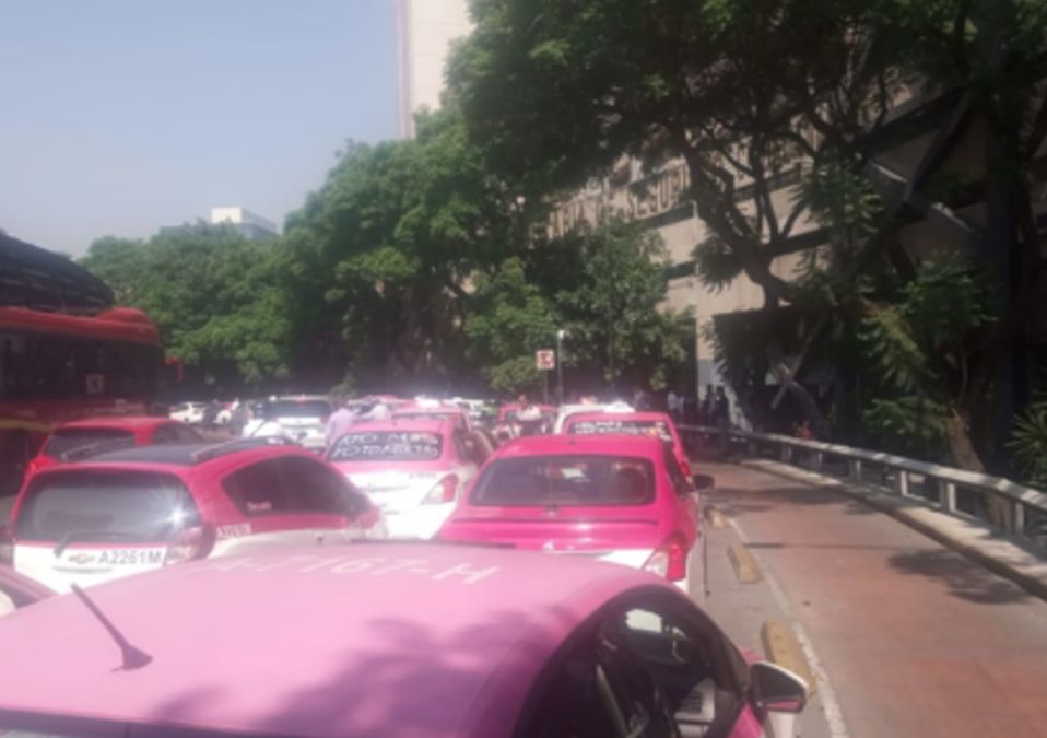 Con pancartas, lonas y hasta mensajes en sus taxis, los choferes se manifiestan en la glorieta de Insurgentes | Ovial SSC CdMx