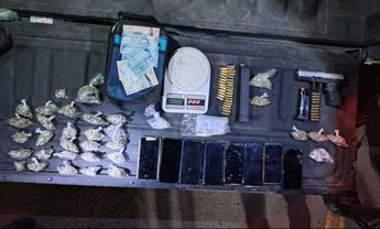 Los oficiales aseguraron un arma corta, envoltorios con mariguana y cocaína, además de una báscula digital y municiones. | Cortesía