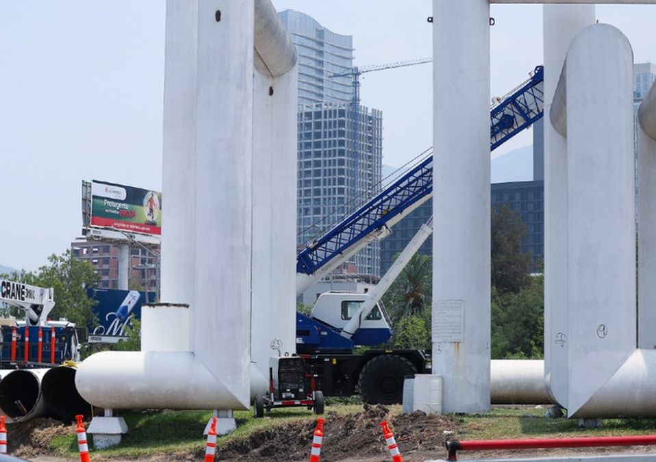 El proyecto contempla trasladar el monumento Los Tubos de 15 toneladas a unos 54 metros hacia el suroriente. | Jorge López