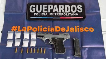 Policía Metropolitana de Guadalajara asegura un arma de fuego calibre 22 con ocho cartuchos útiles.