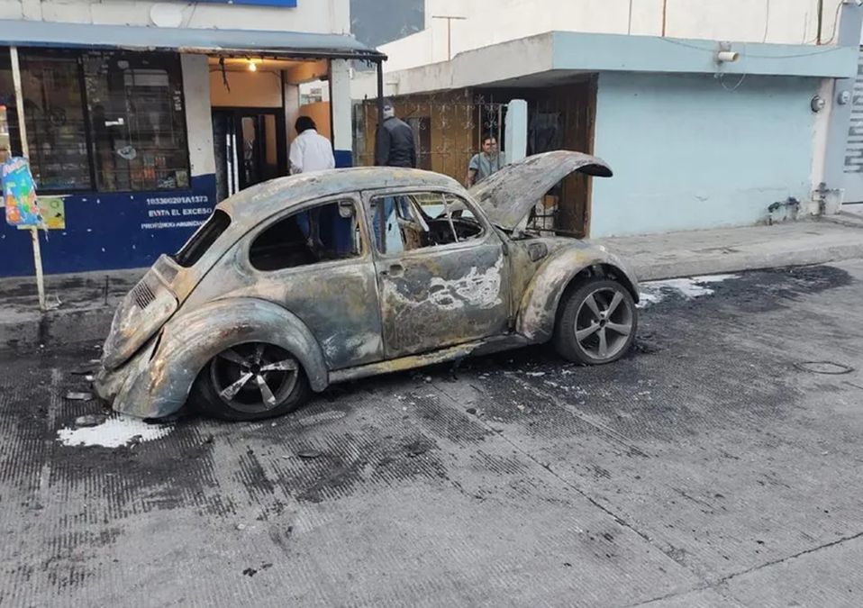 Auto termina incendiado tras presunta falla mecánica en Santa Catarina