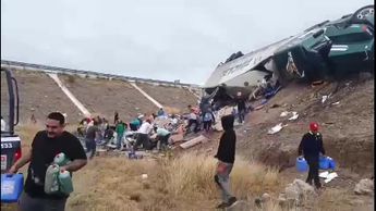 VIDEO | Volcadura de tráiler cargado con detergente provoca actos de rapiña en Gómez Palacio