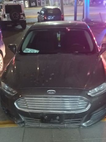 Auto asegurado con placas "colgadas". | Cortesía