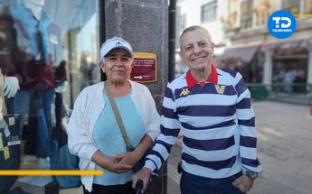 César Bono recorre las calles de Puebla y se toma fotos con sus fans / @marconipunto