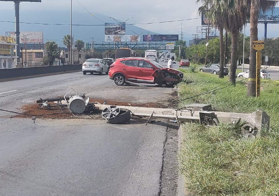 Adulto mayor se salva de morir tras chocar camioneta en avenida Miguel Alemán. | Fabricio Gallegos