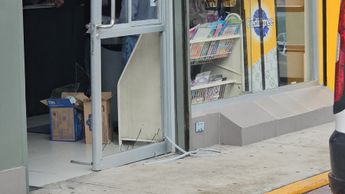 Ladrones rompieron los vidrios para ingresar a robar en la sucursal Oxxo / Daniel Hernández