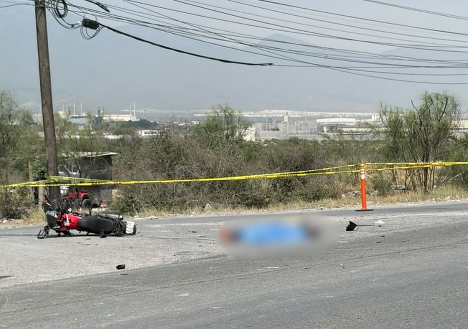 La víctima quedó tendida sobre la carpeta asfáltica entre los restos del accidente.| Susana Paredes